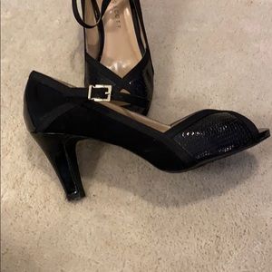 Black patent/suede Karen Scott peep toe heels